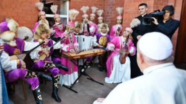 Estos padres y sus 21 hijos sorprenden al Papa Francisco con un concierto en vivo – ACI Prensa