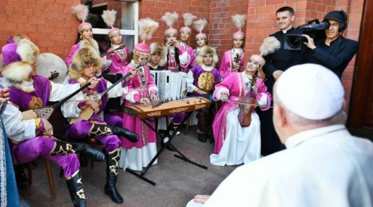 Estos padres y sus 21 hijos sorprenden al Papa Francisco con un concierto en vivo – ACI Prensa
