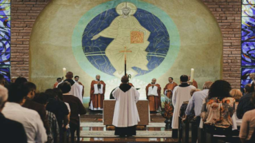 ¿Cómo debe ser el saludo de la paz en Misa? Sacerdote responde – ACI Prensa