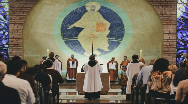 ¿Cómo debe ser el saludo de la paz en Misa? Sacerdote responde – ACI Prensa