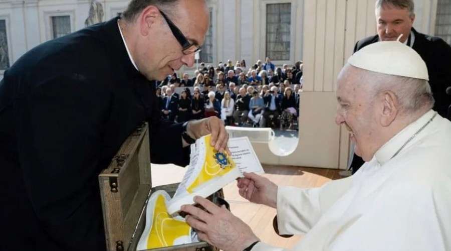 ¿El Papa Francisco usará estos tenis Nike personalizados? – ACI Prensa