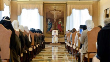 El Papa recuerda la intensa vida de oración de San Juan Pablo II: "La primera tarea es rezar" – ACI Prensa