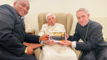 “Este es un día que nunca esperé”; Sacerdote difunde fotografías de Benedicto XVI – Siete24