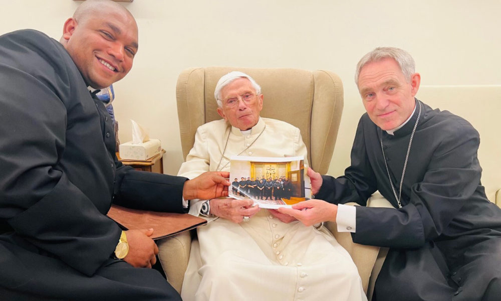 “Este es un día que nunca esperé”; Sacerdote difunde fotografías de Benedicto XVI – Siete24