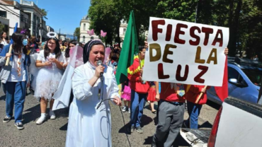 Niños y adultos celebran la Fiesta de la Luz y recuerdan a los difuntos en Chile – ACI Prensa