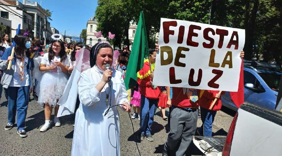 Niños y adultos celebran la Fiesta de la Luz y recuerdan a los difuntos en Chile – ACI Prensa