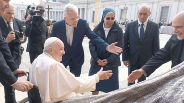 El Papa Francisco bendice escultura por la Jornada Mundial de los Pobres 2022 – ACI Prensa