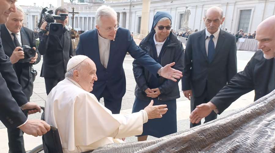 El Papa Francisco bendice escultura por la Jornada Mundial de los Pobres 2022 – ACI Prensa