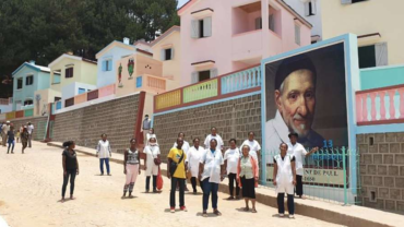 Familia Vicentina impulsa la "Campaña 13 Casas" a favor de las personas sin hogar – ACI Prensa