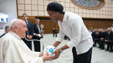 El Papa Francisco se encuentra con Ronaldinho y recibe mural en honor a Maradona – ACI Prensa