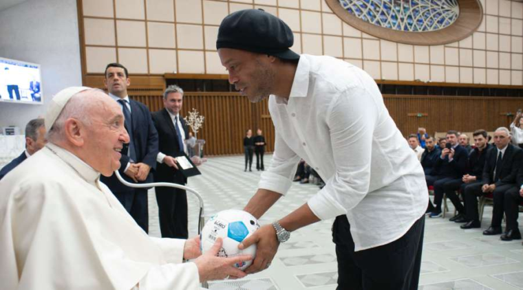 El Papa Francisco se encuentra con Ronaldinho y recibe mural en honor a Maradona – ACI Prensa
