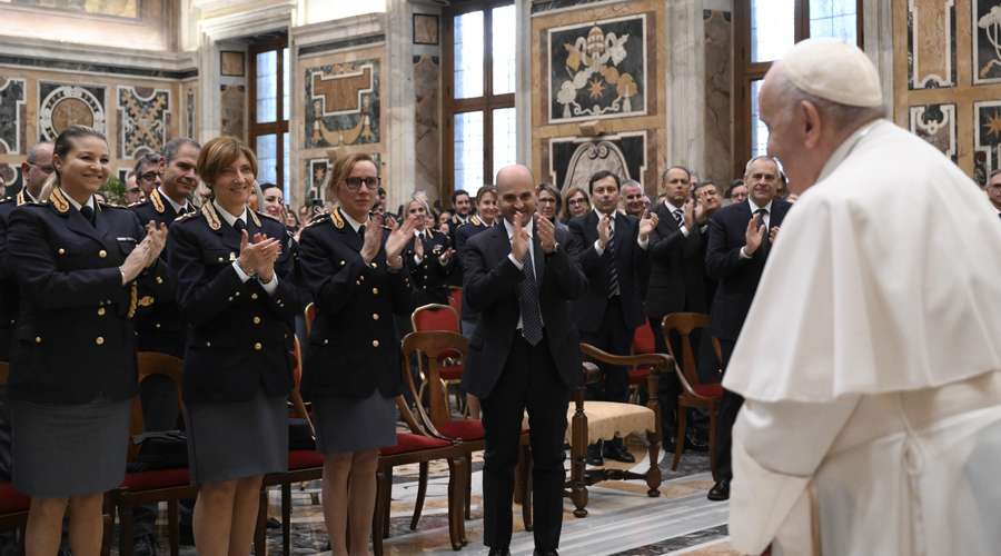El Papa agradece a policías que trabajan por eliminar la violencia contra la mujer – ACI Prensa