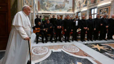 Papa Francisco pide a sacerdotes “ser adictos al encuentro con Jesús" y no al celular – ACI Prensa