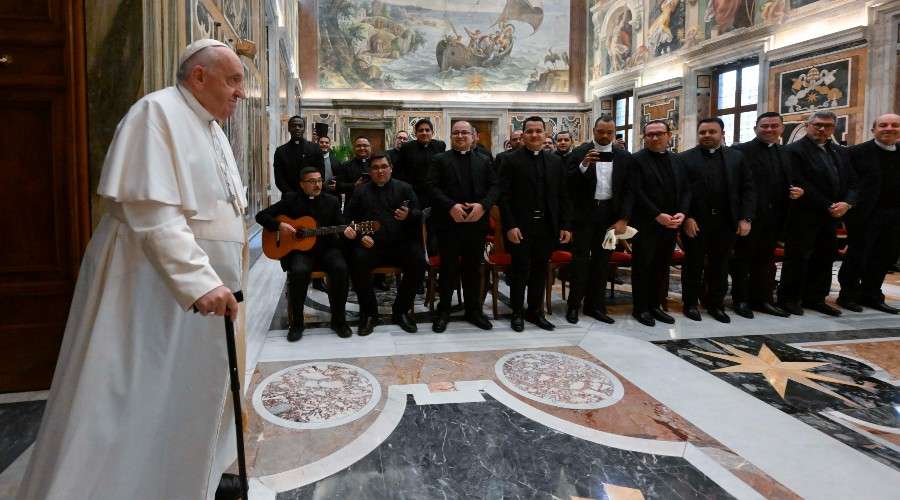 Papa Francisco pide a sacerdotes “ser adictos al encuentro con Jesús" y no al celular – ACI Prensa