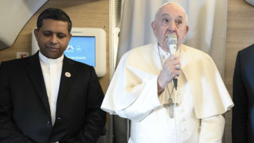 “Estoy muy adolorido”: El Papa Francisco se disculpa con periodistas rumbo a Bahrein – ACI Prensa