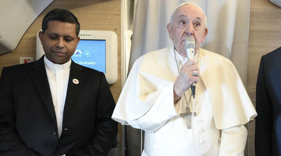 “Estoy muy adolorido”: El Papa Francisco se disculpa con periodistas rumbo a Bahrein – ACI Prensa