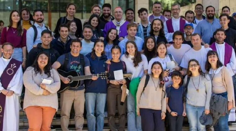 En el Día de los Difuntos, los jóvenes de Uruguay misionaron en cementerios – ACI Prensa