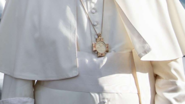 ¿De dónde procede la curiosa cruz pectoral que llevó el Papa Francisco en Bahrein? – ACI Prensa