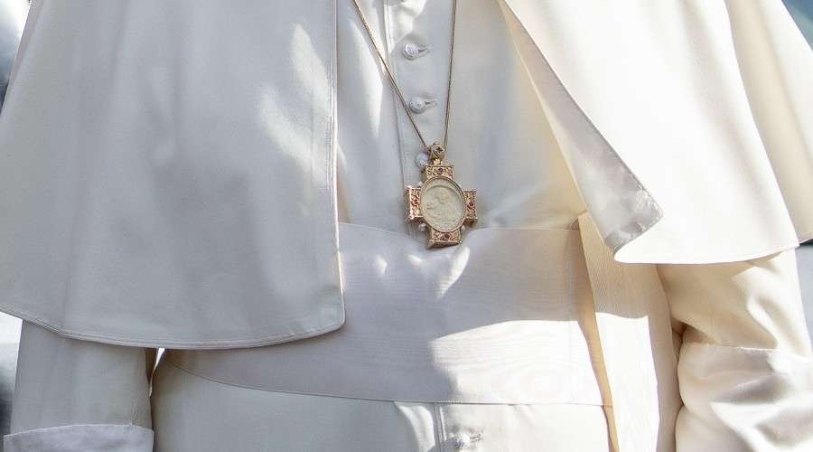 ¿De dónde procede la curiosa cruz pectoral que llevó el Papa Francisco en Bahrein? – ACI Prensa