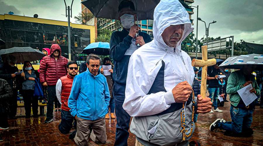 Cientos de hombres rezan el Rosario bajo la lluvia y conmueven las redes – ACI Prensa