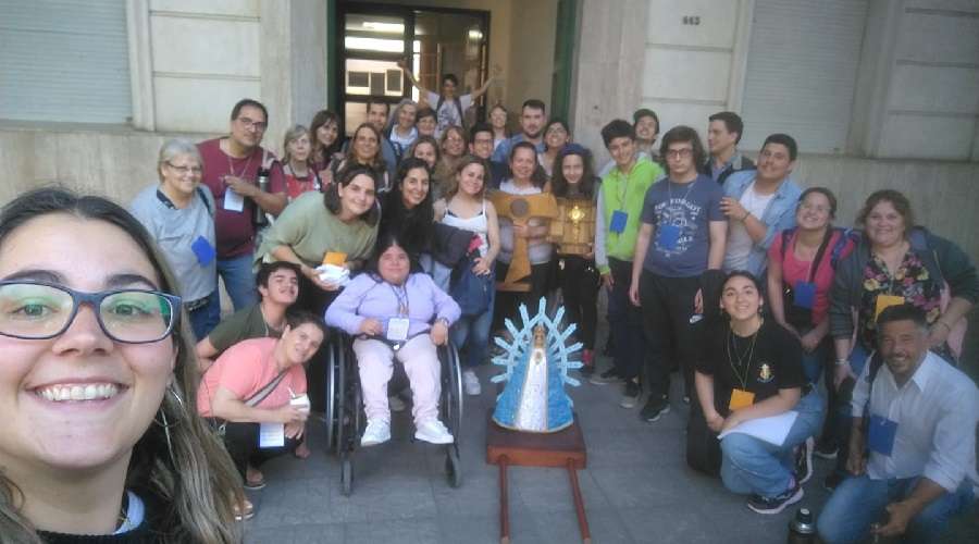 Jóvenes celebran gran encuentro eucarístico en torno a reliquias de Carlo Acutis – ACI Prensa
