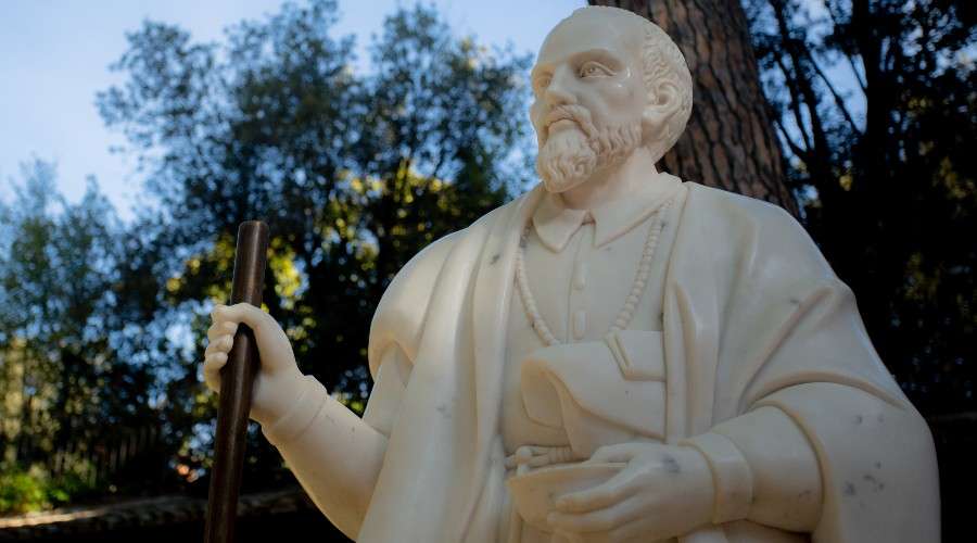 Escultura del primer santo de Centroamérica llega a los jardines de Castel Gandolfo – ACI Prensa