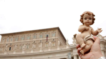 El Papa Francisco bendice figuras del Niño Jesús en el Vaticano – ACI Prensa