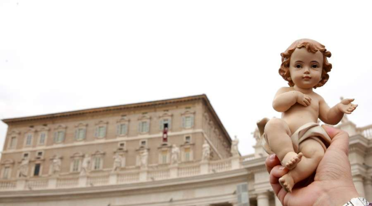 El Papa Francisco bendice figuras del Niño Jesús en el Vaticano – ACI Prensa