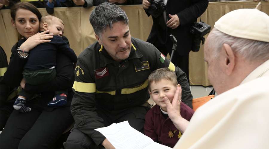 Papa Francisco describe a bomberos cuáles son los valores de la Navidad 2022 – ACI Prensa