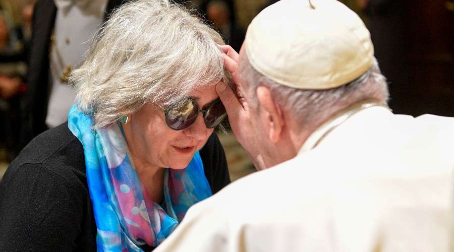 El Papa Francisco propone a ciegos el ejemplo de Santa Lucía para “difundir la luz” – ACI Prensa
