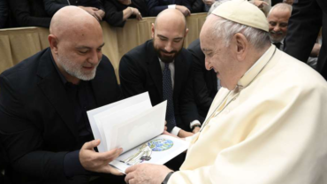 El Papa Francisco saluda en el Vaticano a famoso artista autor del “Super Papa” – ACI Prensa