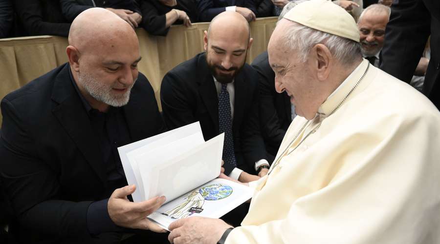El Papa Francisco saluda en el Vaticano a famoso artista autor del “Super Papa” – ACI Prensa