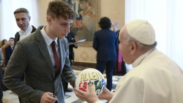 El Papa Francisco pide a jóvenes no permanecer “perezosos en el sofá” y ser misioneros – ACI Prensa