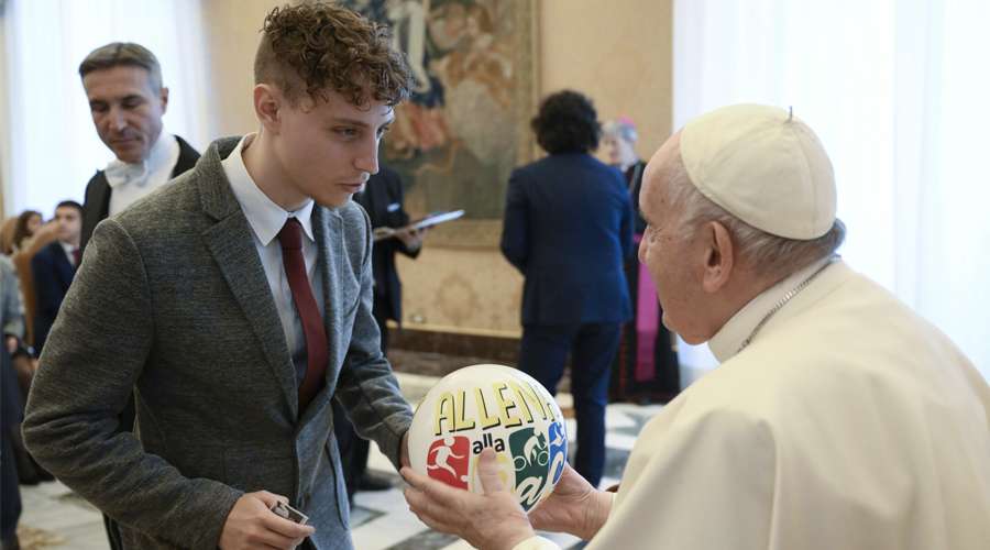El Papa Francisco pide a jóvenes no permanecer “perezosos en el sofá” y ser misioneros – ACI Prensa