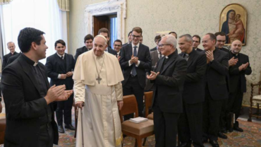 Papa Francisco aconseja a seminaristas rezar así el Rosario – ACI Prensa