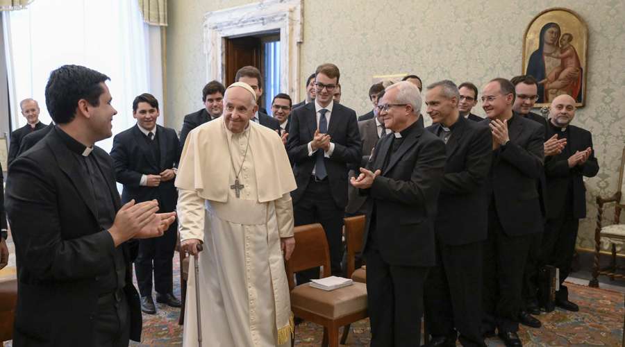 Papa Francisco aconseja a seminaristas rezar así el Rosario – ACI Prensa