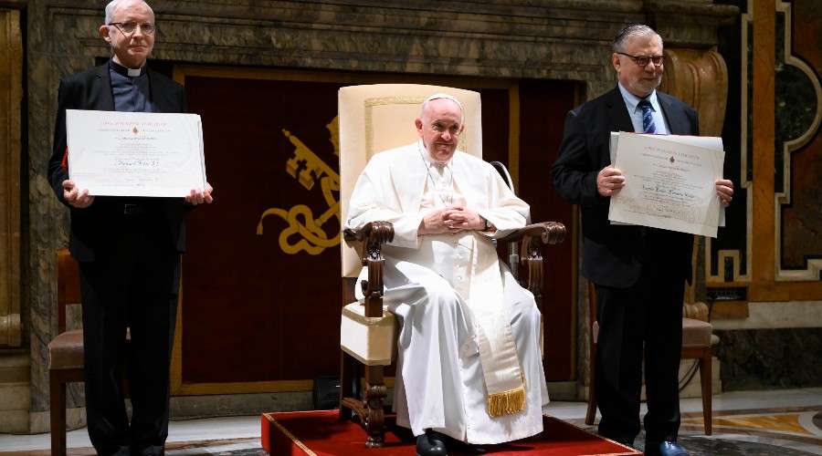 Papa Francisco asegura que siente la “presencia espiritual” de Benedicto XVI – ACI Prensa