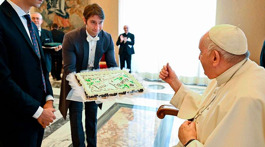Seminaristas regalan un pastel de cumpleaños al Papa Francisco – ACI Prensa
