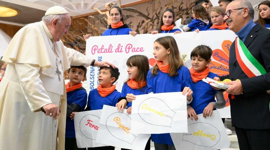 Papa Francisco: En esta fiesta de Dios que se hace niño, pensemos en los niños de Ucrania – ACI Prensa