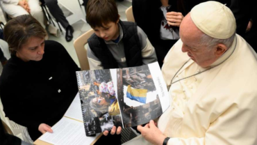 Emotivo saludo del Papa Francisco a hijo de prisionero en la guerra de Ucrania – ACI Prensa
