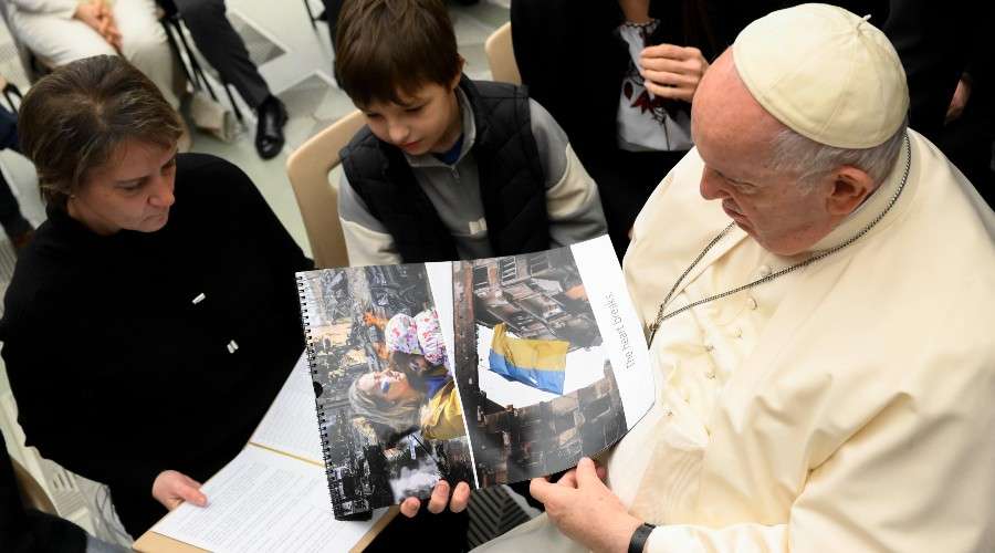 Emotivo saludo del Papa Francisco a hijo de prisionero en la guerra de Ucrania – ACI Prensa