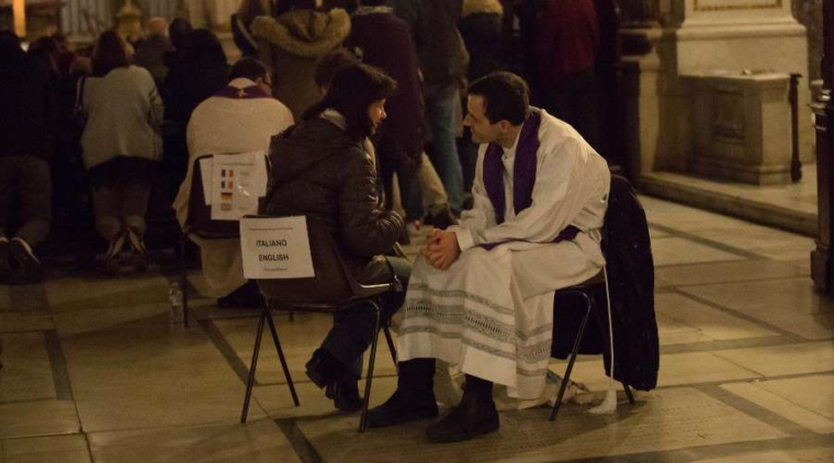 Autoridad del Vaticano pide que en Navidad haya “luces encendidas” en los confesionarios – ACI Prensa