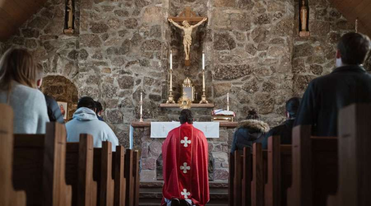 Cardenal explica por qué decimos algunas frases 3 veces en la Misa – ACI Prensa