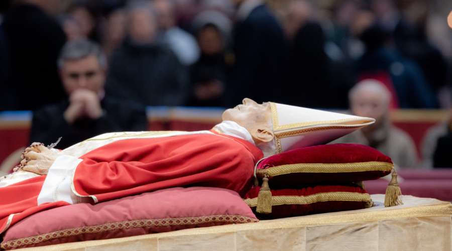 Benedicto XVI será enterrado con casulla que usó en la JMJ Sydney … – ACI Prensa