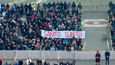 Benedicto XVI: Santo Súbito gritan católicos en el funeral en el … – ACI Prensa