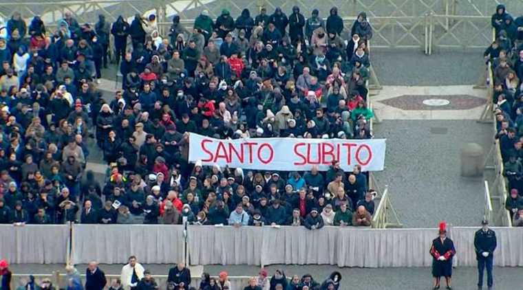 Benedicto XVI: Santo Súbito gritan católicos en el funeral en el … – ACI Prensa