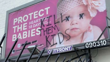 Vandalizan cartel publicitario provida con mensaje abortista en … – ACI Prensa