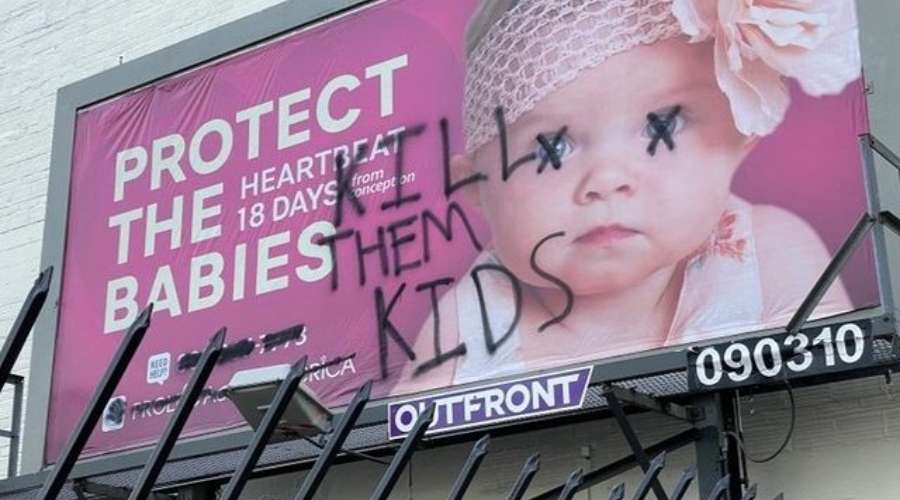 Vandalizan cartel publicitario provida con mensaje abortista en … – ACI Prensa
