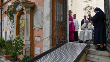 El Papa Francisco reza en el cementerio del Vaticano en día de los … – ACI Prensa
