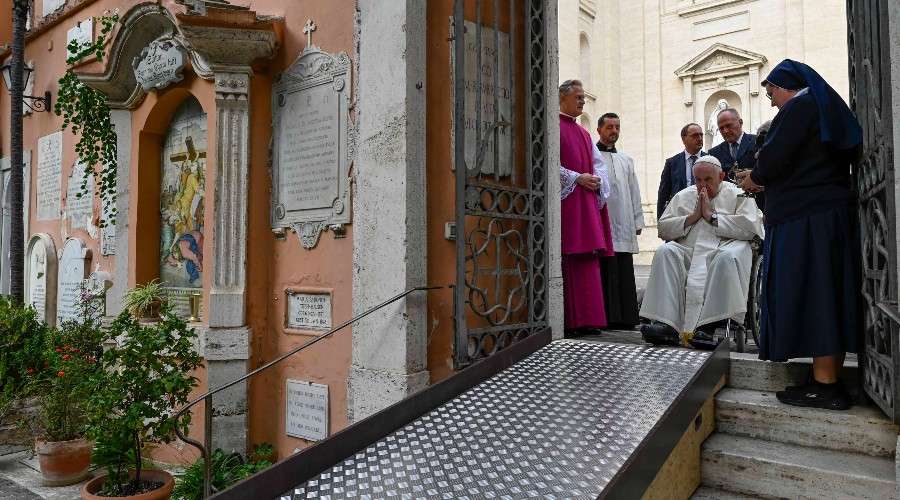El Papa Francisco reza en el cementerio del Vaticano en día de los … – ACI Prensa